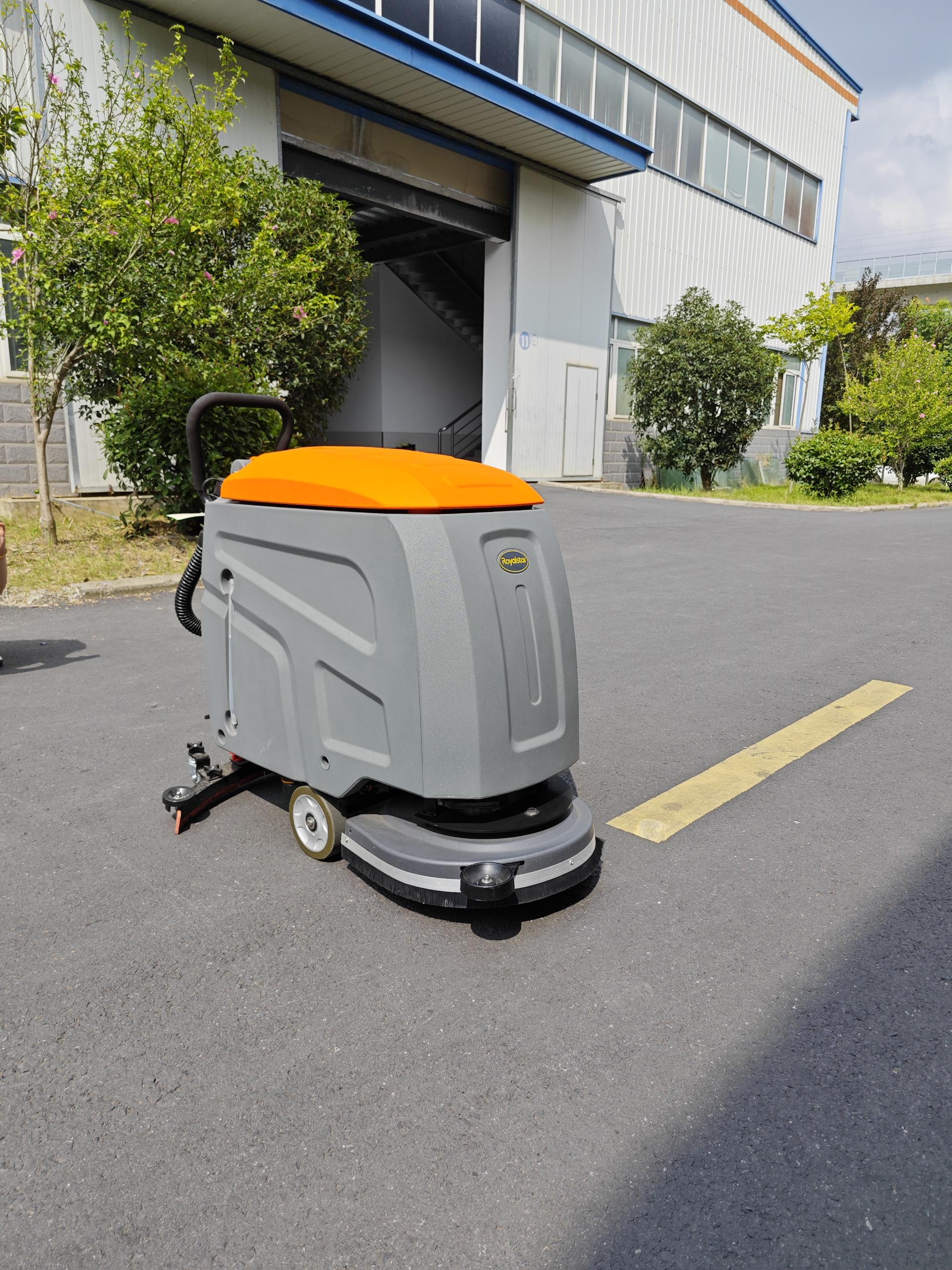 學校食堂購買工業洗地機是否要考慮維護成本