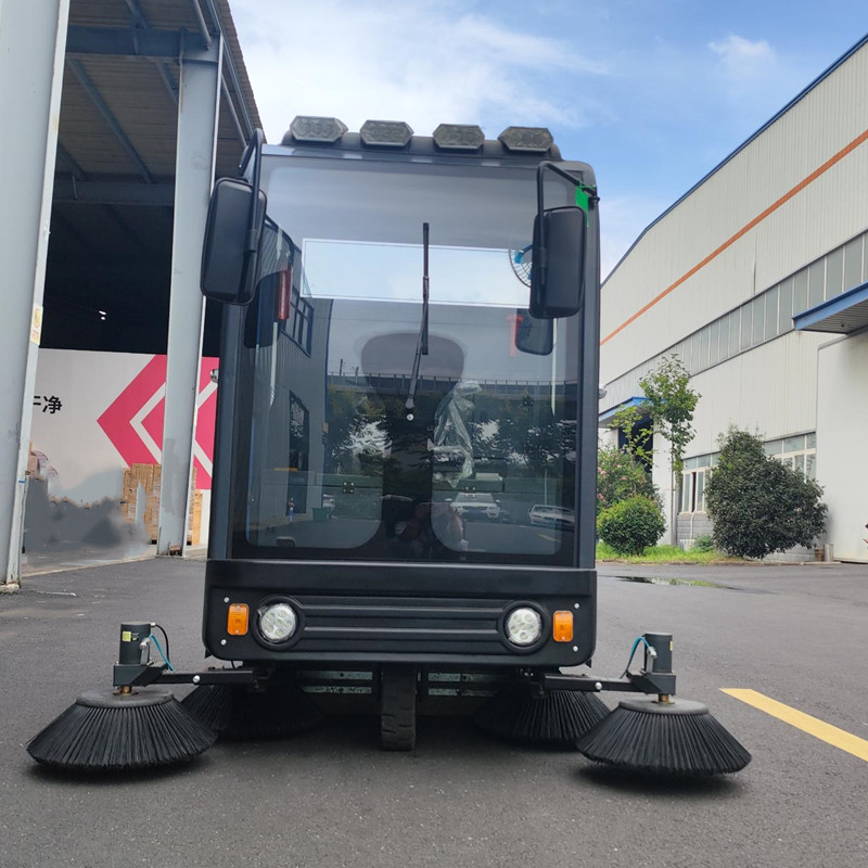物業使用榮事達駕駛式掃地機來清潔衛生.jpg